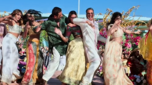 Fardeen Khan and Akshay Kumar recreating the iconic step from Heyy Babyy Fardeen Khan and Akshay Kumar recreating the iconic step from Heyy Babyy
