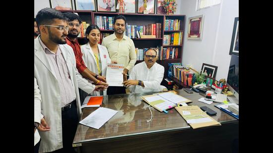 A delegation of ABVP workers meeting Uttar Pradesh deputy chief minister (HT)