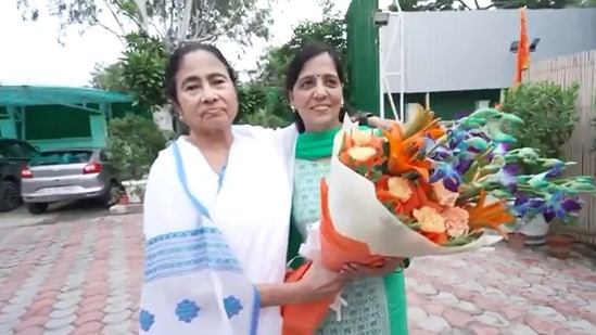 Mamata Banerjee and Sunita Kejriwal exchanged a bouquet upon meeting. (Screengrab/X)