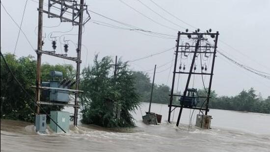 MSEDCL on Friday restored power supply to around 117,365 consumers affected by disruption due to heavy rain late Thursday night. (HT) MSEDCL on Friday restored power supply to around 117,365 consumers affected by disruption due to heavy rain late Thursday night. (HT)