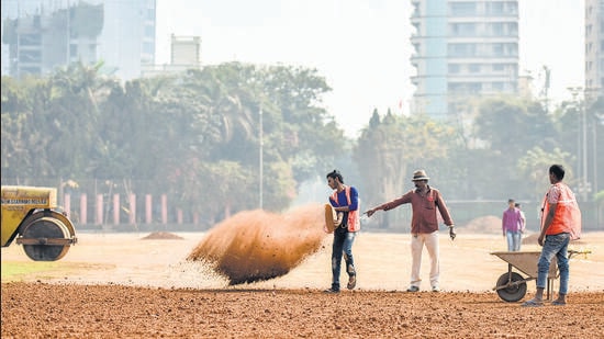 Mumbai, India - January 17, 2019: Laborers prepares flat surface for India's upcoming Republic Day celebrations in Shivaji Park in Mumbai, India, on Thursday, January 17, 2019. (Photo by Kunal Patil/Hindustan Times) (Kunal Patil/HT Photo)