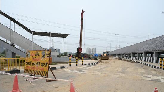 Ongoing construction work of the flyover connecting Dwarka Expressway to Pataudi Road going on near sector-88A in Gurugram on Friday. (Parveen Kumar/HT)