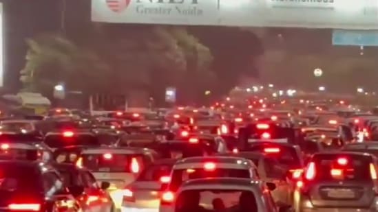 Delhi-Noida flyway hit by traffic congestion after rainfall leaves ...