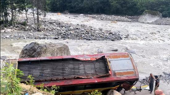 The bus lying on the banks on the Beas river near Manali. (Aqil Khan/HT)