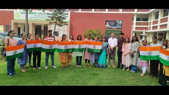 To commemorate the Kargil Victory of the Indian Army, a group photograph session was organised at the end of the workshop. (HT Photo)