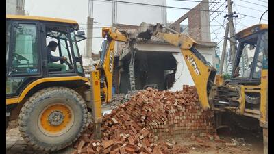 A Gurugram Metropolitan Development Authority (GMDA) team demolishes illegal constructions at Saraswati Kunj at Sector-53 near Golf Course Road in Gurugram on Saturday. (Parveen Kumar/HT PHOTO)