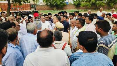 BJP MLA Vinod Bhayana escaped a bid on his life as an unidentified assailant pointed a gun at him but was unable to open fire when he along with truck union members went to a disputed land site on Tosham road at Hansi in Hisar district on Saturday morning. (HT Photo)