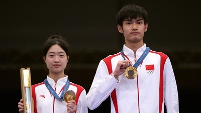 Gold medallists Yuting Huang (L) of China and  Lihao Sheng of China pose with their medals. (REUTERS)