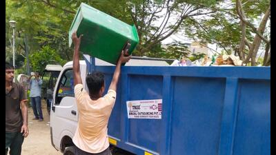 The Municipal Corporation of Gurugram (MCG) has de-empanelled two waste collection agencies for failing to treat and process waste according to procedure. (Representational Image) The Municipal Corporation of Gurugram (MCG) has de-empanelled two waste collection agencies for failing to treat and process waste according to procedure. (Representational Image)