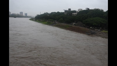 While PMC claims river flooding did not affect the ongoing riverfront development (RFD) project, (inset) photograph shows a part of the plan submerged during heavy rains on Thursday. HT Photo (HT PHOTO)
