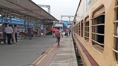 Bihar railway cop thrashes man during scuffle. His intestines spill out: Report (Representational image) Bihar railway cop thrashes man during scuffle. His intestines spill out: Report (Representational image)