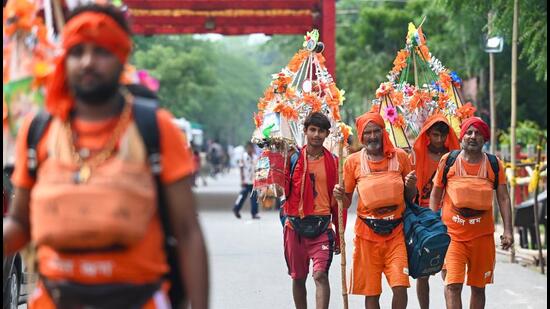 A half carriageway of the Kalindi Kunj to Noida road has been shut and earmarked for kanwariyas. (Sunil Ghosh/HT Photo)