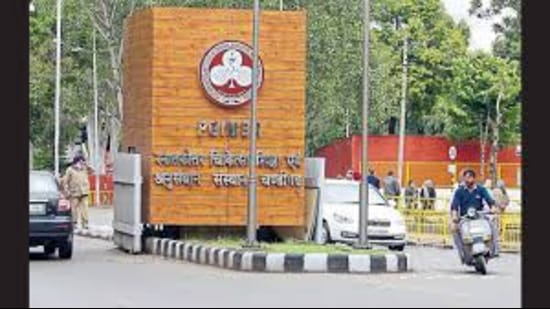 In what could be a major relief to those living in Nayagaon, the Chandigarh administration and Punjab government have agreed to widen the single-lane road along Patiala Ki Rao from Post Graduate Institute of Medical Education and Research to Nayagaon. (HT File)