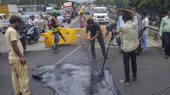 Mumbai, India - July 26, 2024: BMC works filling pothole in the eastern express Highway near Ghatkopar in Mumbai, India, on Friday, July 26, 2024. (Photo by Satish Bate/ Hindustan Times) (Hindustan Times)