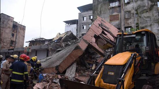 Navi Mumbai, India - July 27, 2024:Two dead in the G+3 building collapsed at Shahbaz Village , Belapur in Navi Mumbai, India, on Saturday, July 27, 2024. (Photo by Bachchan Kumar/ HT PHOTO) (HT PHOTO)