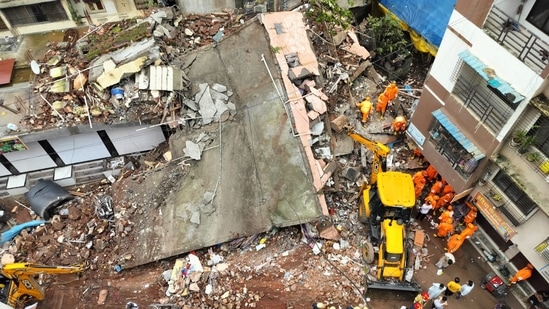 A scene after a building collapsed in Navi Mumbai on Saturday morning. (Bachchan Kumar/HT Photo)