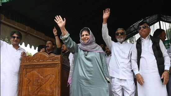 PDP president Mehbooba Mufti and other party leaders during a public rally on the 25th Foundation Day of the party in Srinagar. (Waseem Andrabi/HT)