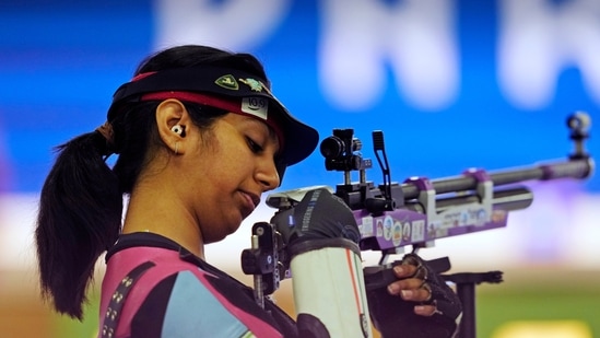 India's Ramita Jindal looks at her rifle as he competes in the 10m air rifle mixed team qualification round at the 2024 Summer Olympics, Saturday, July 27, 2024, in Chateauroux, France. (AP Photo/Manish Swarup) (AP)