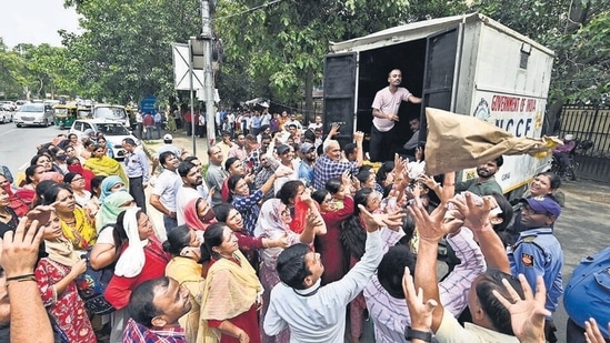 People crowd near an NCCF mobile van outside Krishi Bhavan in Delhi on Tuesday to purchase tomatoes at a subsidised rate. (Sanjeev Verma/ HT Photo/ File)