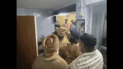 An eatery owner’s son, along with 50 aides, stormed into the Dharampura police post on Shingar Cinema Road and allegedly assaulted police personnel and vandalised the post. (HT Photo) An eatery owner’s son, along with 50 aides, stormed into the Dharampura police post on Shingar Cinema Road and allegedly assaulted police personnel and vandalised the post. (HT Photo)