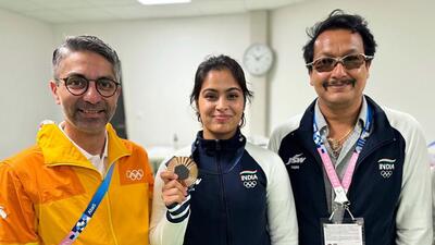 Manu Bhaker (C) poses for a picture with Abhinav Bindra (L) and Jaspal Rana. (ANI) Manu Bhaker (C) poses for a picture with Abhinav Bindra (L) and Jaspal Rana. (ANI)