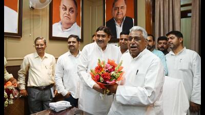Samajwadi party senior leader Mata Prasad Pandey being welcomed by party MLAs after becoming the leader of the opposition at UP Vidha Bhawan in Lucknow on Sunday. (Deepak Gupta/HT) Samajwadi party senior leader Mata Prasad Pandey being welcomed by party MLAs after becoming the leader of the opposition at UP Vidha Bhawan in Lucknow on Sunday. (Deepak Gupta/HT)