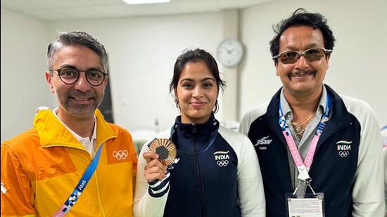 Manu Bhaker (C) poses for a picture with Abhinav Bindra (L) and Jaspal Rana. (ANI)