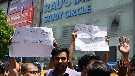 Student UPSC aspirants protest out side Rau's Study Circle against the incident of last night flooding which claims three students lives at Old Rajinder Nagar (Photo by Vipin Kumar/ Hindustan Times)(Hindustan Times)