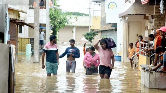 To maintain water levels in the Hidkal reservoir, 82,000 cusecs of water was released on Saturday and a similar amount on Sunday, causing several low-lying areas in Gokak to submerge. (HT)