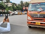 A traffic police personnel seen taking action and issuing e-challan to a heavy vehicle near Mulund Toll Naka. (Praful Gangurde/HT Photo) (HT PHOTO) A traffic police personnel seen taking action and issuing e-challan to a heavy vehicle near Mulund Toll Naka. (Praful Gangurde/HT Photo) (HT PHOTO)