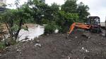 PMC removed 200 truckload of debris from Mutha riverbed in a day and the work will continue for the next few days, according to officials. (MAHENDRA KOLHE/HT) PMC removed 200 truckload of debris from Mutha riverbed in a day and the work will continue for the next few days, according to officials. (MAHENDRA KOLHE/HT)
