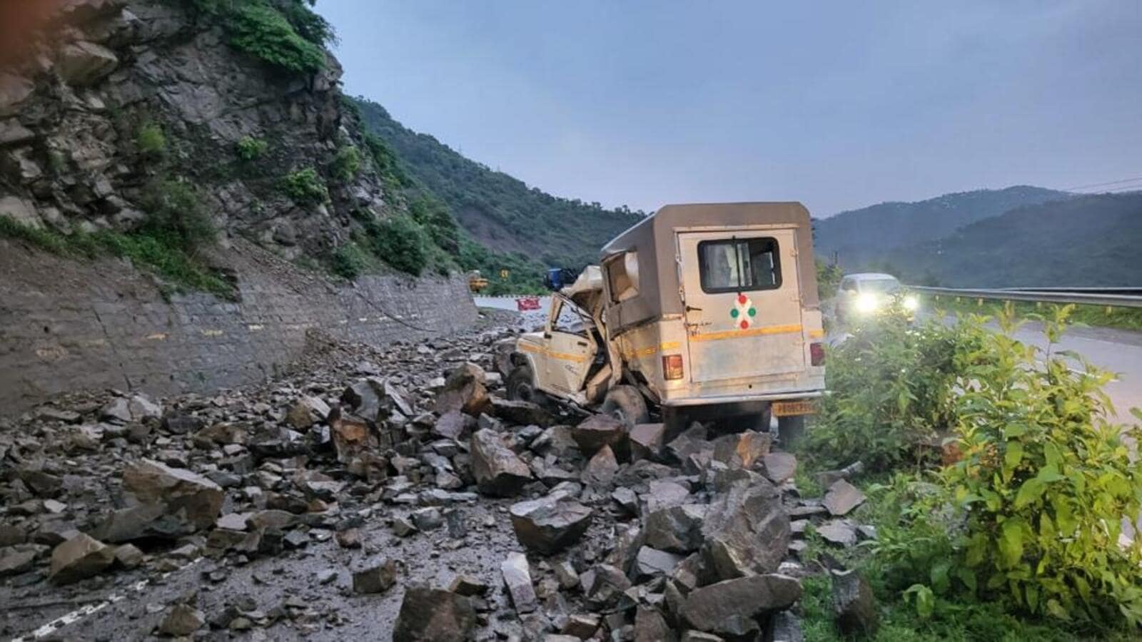 Heavy rainfall triggers landslide on Shimla-Chandigarh highway, 1 dead