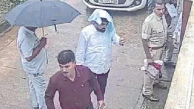 A grab of the CCTV footage shows the robbers trying to enter the businessman’s house in Udupi (HT) A grab of the CCTV footage shows the robbers trying to enter the businessman’s house in Udupi (HT)