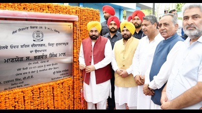 Chief minister Bhagwant Mann on Monday inaugurated the newly constructed railway overbridge (ROB) on the Amritsar-Pathankot railway section near the Dinanagar railway station in Gurdaspur district. The ROB, constructed with an outlay of ₹51.74 crore, will streamline the traffic in Dinanagar. Chief minister Bhagwant Mann on Monday inaugurated the newly constructed railway overbridge (ROB) on the Amritsar-Pathankot railway section near the Dinanagar railway station in Gurdaspur district. The ROB, constructed with an outlay of ₹51.74 crore, will streamline the traffic in Dinanagar.