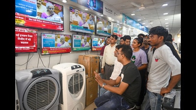 Noida, India- July 23, 2024: People watching the live telecast of Union Budget 2024, at a shop in Sector 51. (Photo by Sunil Ghosh / Hindustan Times)