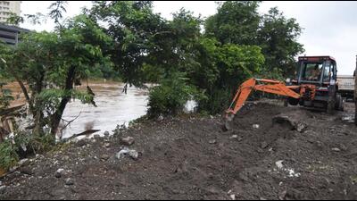 PMC removed 200 truckload of debris from Mutha riverbed in a day and the work will continue for the next few days, according to officials. (MAHENDRA KOLHE/HT) PMC removed 200 truckload of debris from Mutha riverbed in a day and the work will continue for the next few days, according to officials. (MAHENDRA KOLHE/HT)