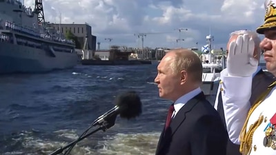 Russian president Vladimir Putin reviews naval parade (RT India) Russian president Vladimir Putin reviews naval parade (RT India)
