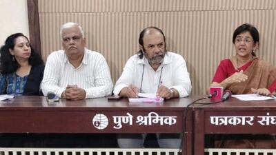Under the “Pune Bachva Mohim” (Save Pune Movement) initiative, civic activists and citizens, including (from L) Prajakta Mahajan, Vijay Kumbhar, Sarang Yadwadkar and Vandana Chavan, have demanded a stop to the riverfront development project till the queries raised by them are answered (MAHENDRA KOLHE/HT)