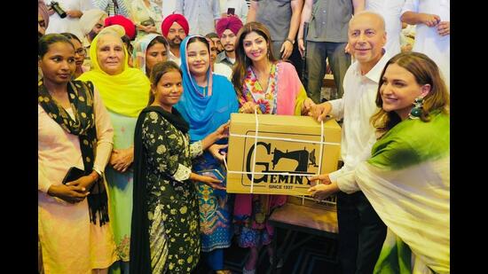 A beneficiary getting a sewing machine at the camp that was inaugurated by CM Bhagwant Mann’s wife Dr Gurpreet Kaur, actresses Shilpa Shetty & Himanshi Khurana on Monday. (HT Photo)