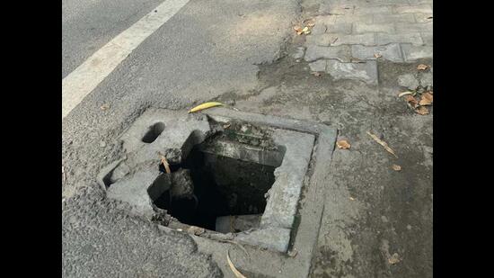 Authorities were alerted a few days ago, but as of now, no action has been taken to fix the manhole or to put up warning signs to alert the public of the danger. (HT Photo)