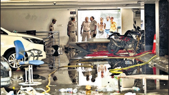 Delhi Police officers and MCD officials at Rau's IAS Study Circle Spot on Monday. (Arvind Yadav/HT Photo)