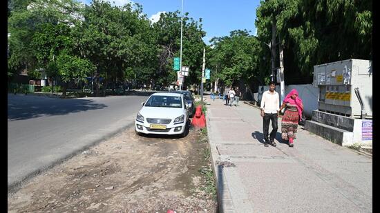 The 2.5-km-long Sanath Road, connecting Atlas Chowk to Old Delhi-Gurgaon Road on NH-48, is being redesigned and the work is yet to be completed. (Parveen Kumar/HT PHOTO)