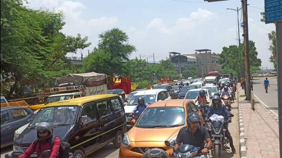 The traffic police have reserved two of the four lanes from Okhla Bird Sanctuary to Okhla Barrage for the devotees carrying Kanwars and diverted the traffic on the other two lanes. (HT Photo)