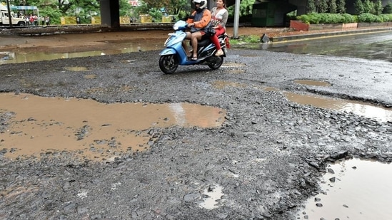 Bengaluru gets ‘Raste Gundi Gamana’ app to report potholes in the city. More Details(HT File Photo)