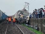 14 coaches of Howrah-Mumbai Express train derail in Jharkhand's Chakradharpur 14 coaches of Howrah-Mumbai Express train derail in Jharkhand's Chakradharpur