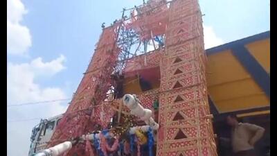 A 23-ft high kanwar touched high tension electric line at Baghpat flyover in Meerut injuring five devotees. (Sourced) A 23-ft high kanwar touched high tension electric line at Baghpat flyover in Meerut injuring five devotees. (Sourced)