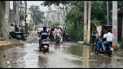 Commuters wade through accumulated sewerage water on the approach road to Bahadur Ke village in Ludhiana on Tuesday. (HT Photo) Commuters wade through accumulated sewerage water on the approach road to Bahadur Ke village in Ludhiana on Tuesday. (HT Photo)