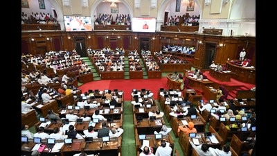 Finance Minister Suresh Khanna presenting a supplementary budget (Deepak Gupta/ HT) Finance Minister Suresh Khanna presenting a supplementary budget (Deepak Gupta/ HT)