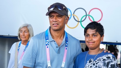 Former Indian men's cricket team coach Rahul Dravid with a young fan. (PTI) Former Indian men's cricket team coach Rahul Dravid with a young fan. (PTI)