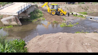The new bridge will consist of two spans of 7.1 metre each, with a carriageway of 3.66 metre. The bridge will be built at the cost of  ₹1.28 crore and work will be over within next two months. (HT Photo)